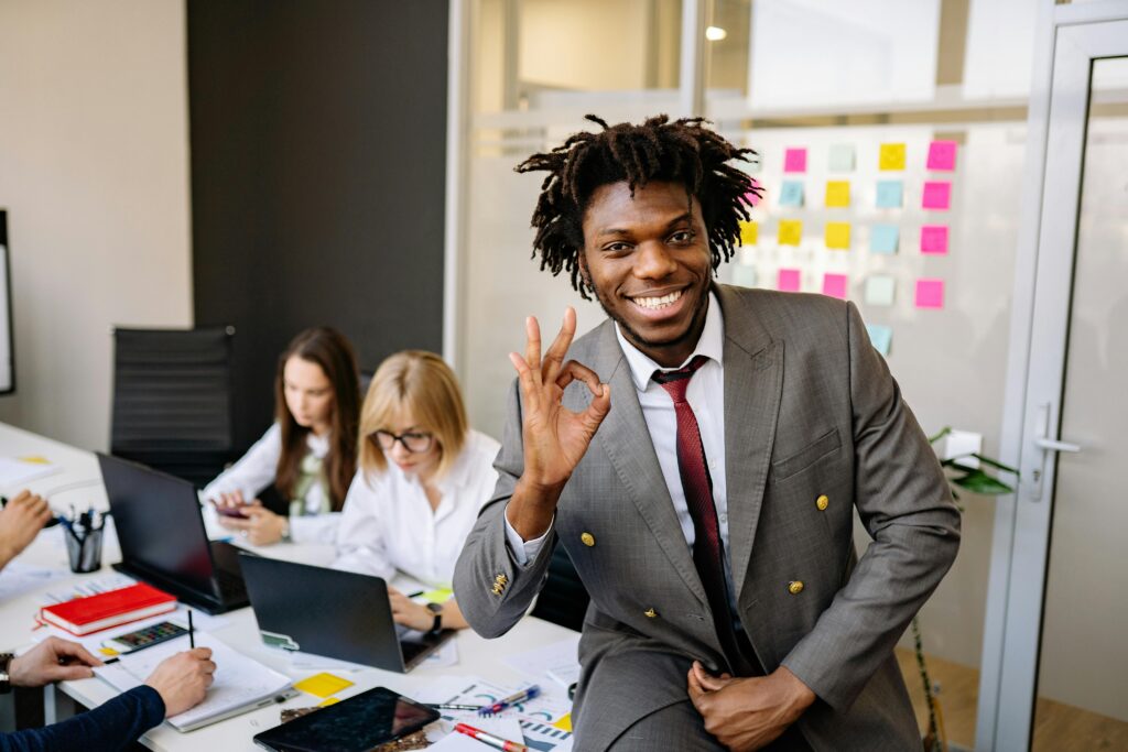 Hombre de negocios feliz por el uso de su correo empresarial