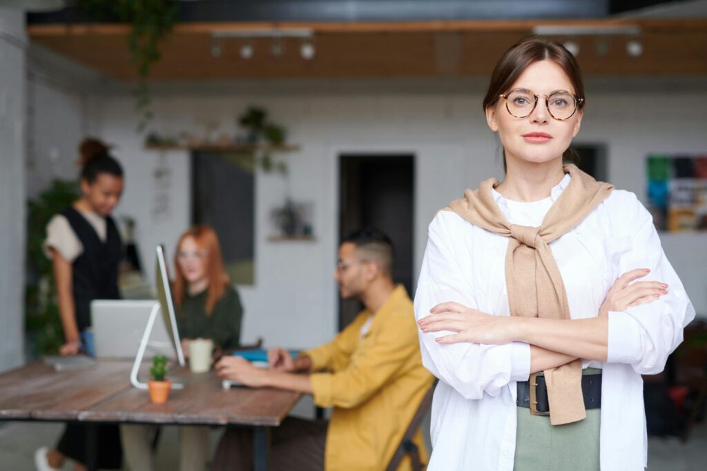 Pequeña empresa conociendo los beneficios de un correo corporativo
