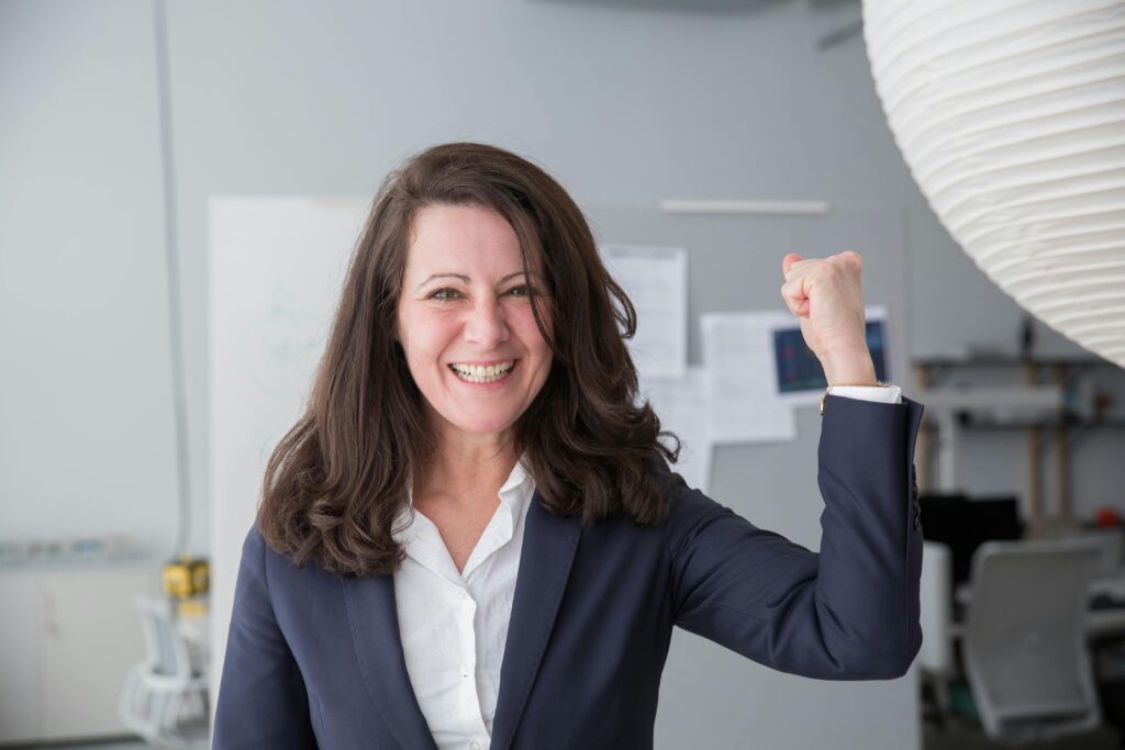 Mujer celebrando su exito empresarial