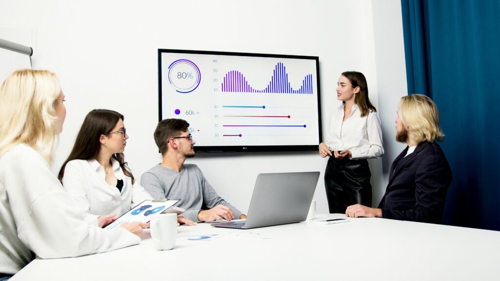 Junta empresarial viendo sus ganancias aumentar
