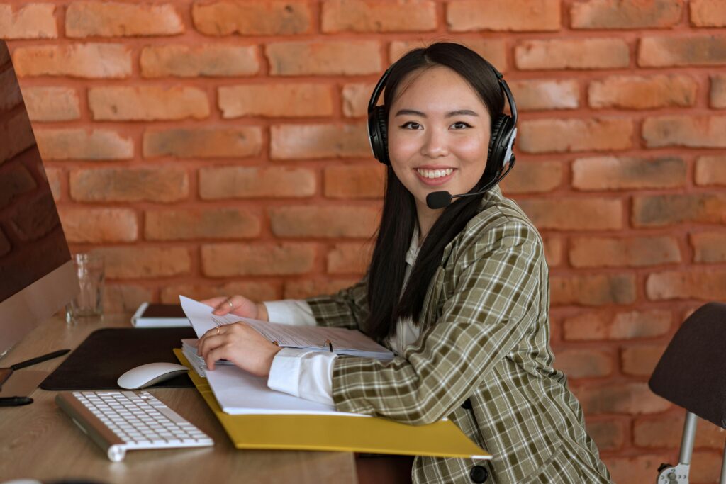 Mujer de servicio tecnico sonriendo